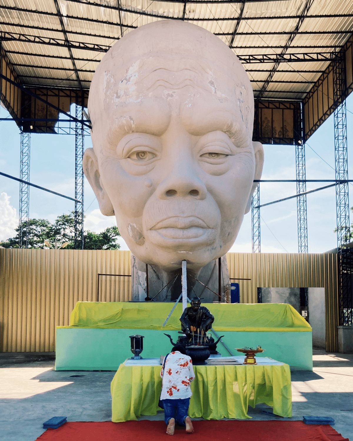 美しい巨大象、モザイクタイルで描かれたアート、現代的なタイ寺院