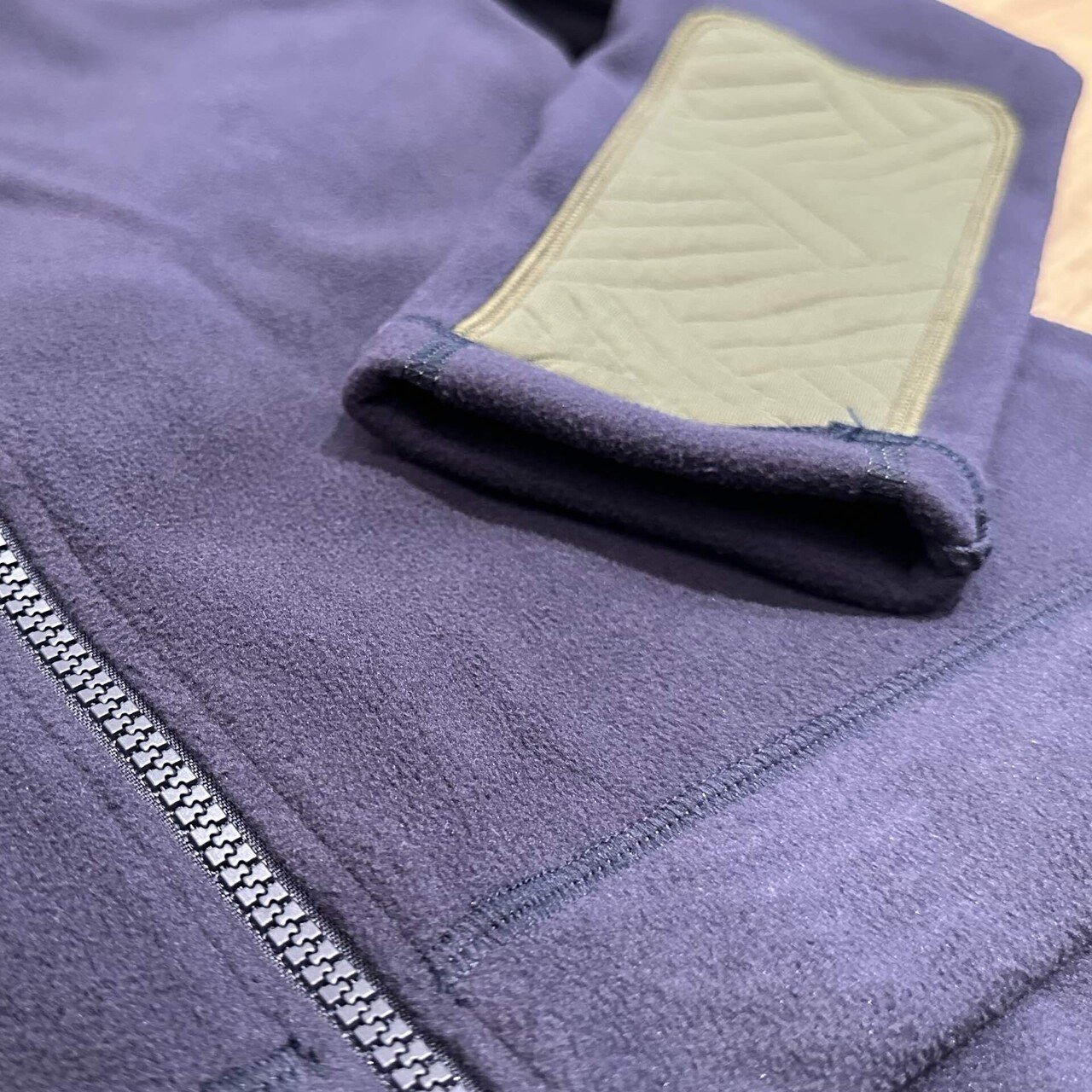 リサイクル素材で地球に優しく「エシカルフリースジャケット」｜KAPELMUUR