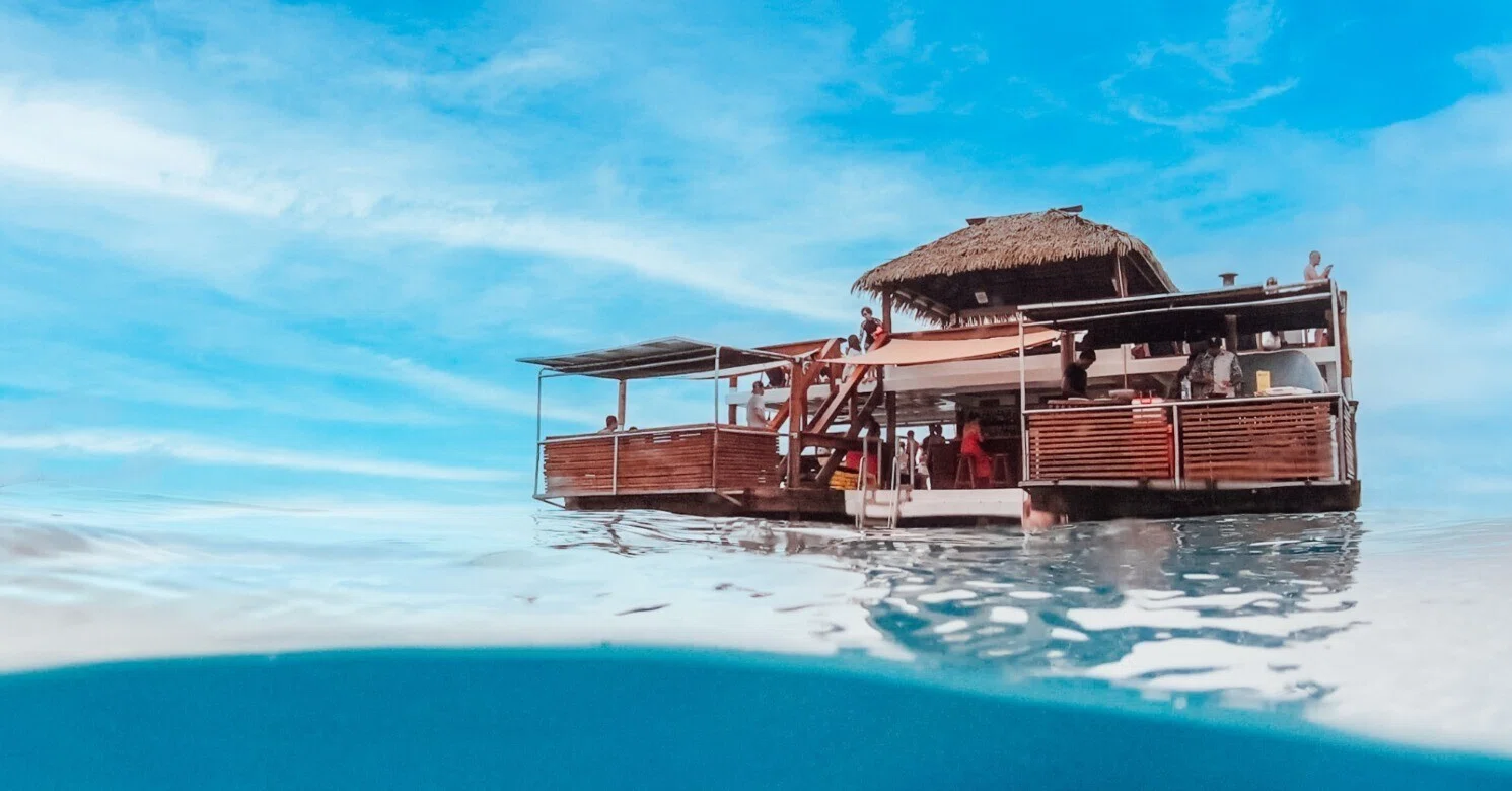 海に浮かぶBar「Cloud9」｜はな