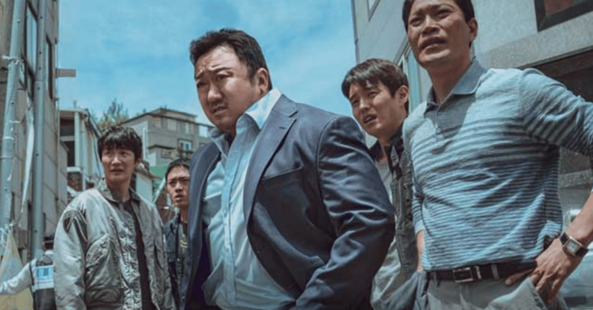 仲間を制止する刑事 最新作云々㉞】今度の相手はベトナムに潜伏する牛刀でバッタバッタの凶悪誘拐殺人犯?! 怪力刑事と強力班のゆかいな仲間たちふたたび...な映画『犯罪都市  THE ROUNDUP』｜O次郎(平日はサラリーマン、週末はアマチュア劇団員)