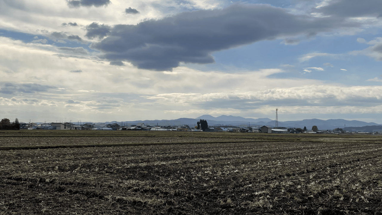 晩秋の三本木原大地と八甲田連峰｜もも