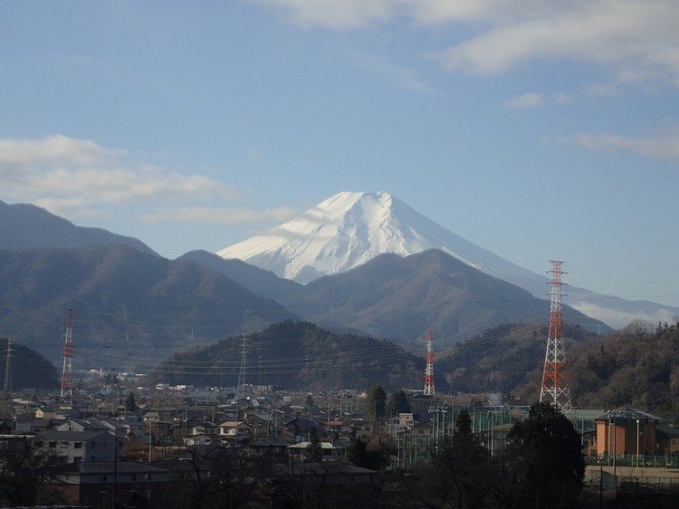 登り始めて間もなく、雪を被った富士山が結構近くに大きくどかんと現れた。道の反対側はお墓。いつも富士山を目の前にする一等地のお墓だ。