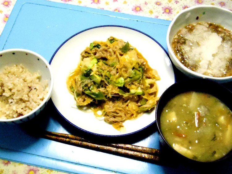 今夜はハルサメブタキムチキャベツながねぎ炒め、もずく納豆大根おろし、ゴボウ大根豆腐とかのお味噌汁、炊き立てご飯です。