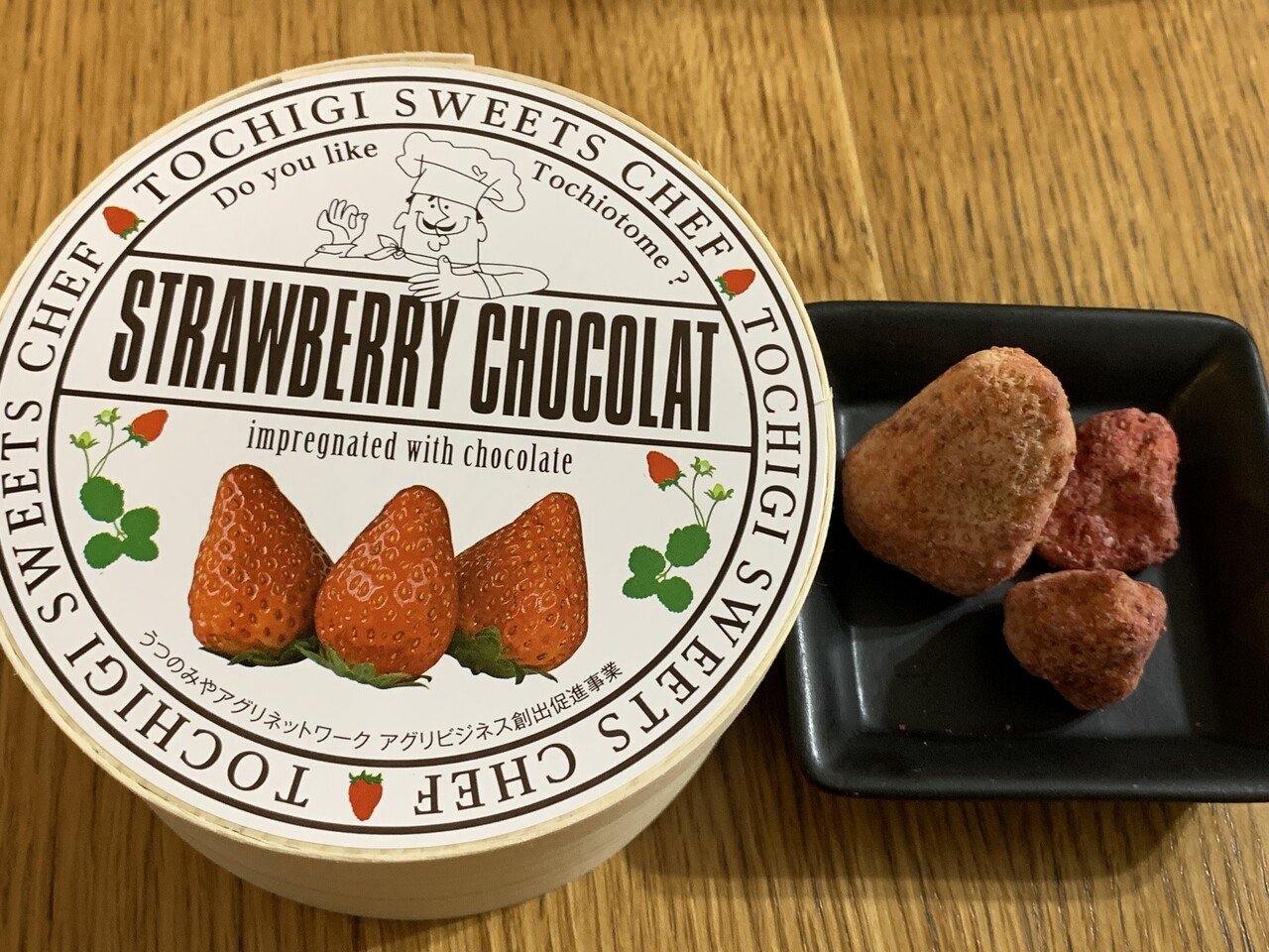 日昇堂 とちぎのまるごと苺チョコ フリーズドライ苺にホワイトチョコレートを染み込ませたお菓子 鬼怒川で試食した時に一目惚れ 一口惚れか して以来 栃木 の何処の名産か分からないままついつい購入 調べる 愛珈 Note