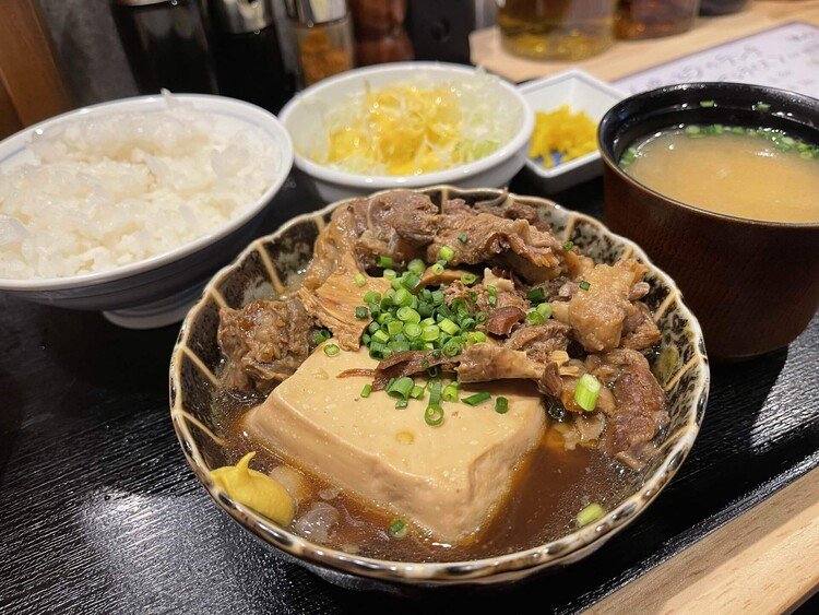 本日は東京大神宮近くにある こんぺいとう さんにて、肉増し牛すじ豆腐定食を頂きました。よく煮込んだ牛すじは柔らかく味が染み込んでいて、美味しいです。肉増しにしたのだから、ご飯も大盛にすれば良かったな。ご飯が足りなかった😅#神楽坂ランチ