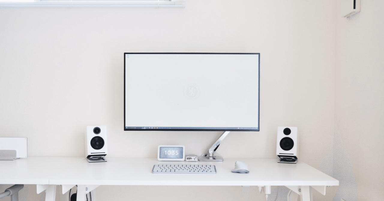 白くてミニマルなPCデスク周り＆ケーブルを見せない配線整理｜Harushika