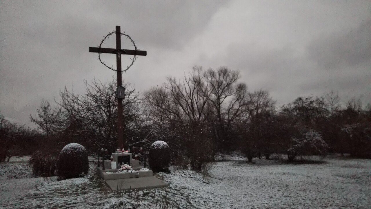 クラクフは収容所をめぐる旅 朝はクラクフ南部にあるプワシュフ収容所跡地を巡る 誰一人いない荒野に点在するモニュメントに 足が止まる 想像を巡ら