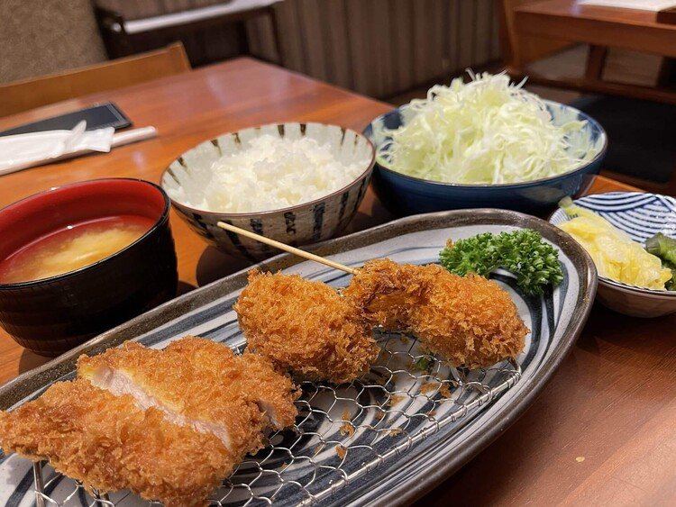 本日は毘沙門天の斜向かいにある 神楽坂さくら さんにて、日替わり定食三種盛（ロースかつ、メンチかつ、ヒレ串かつ）を頂きました。ご飯、しじみの味噌汁、キャベツが食べ放題なのが嬉しいです。全部おかわりしました😅#神楽坂ランチ