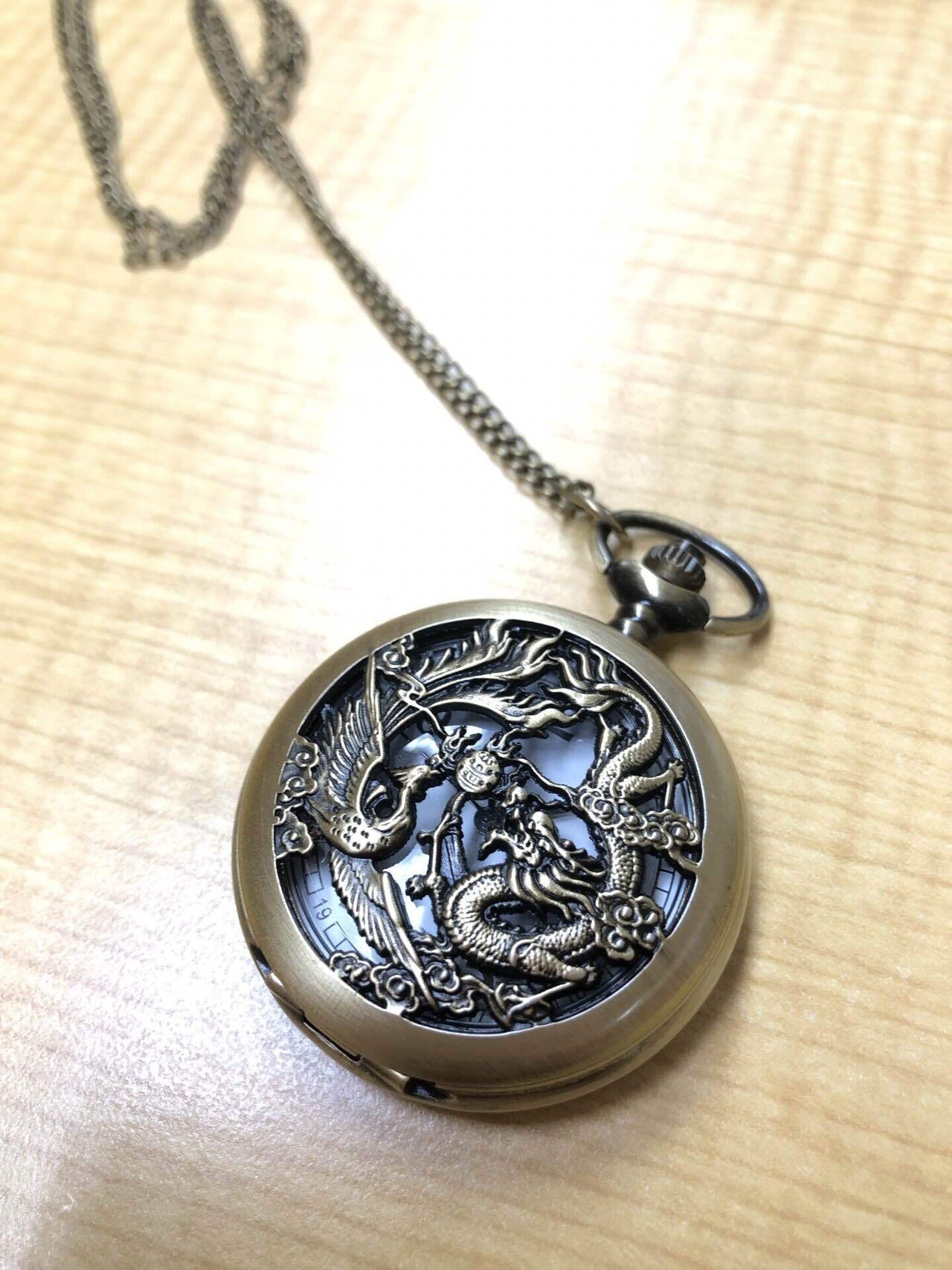 昨日 川越で購入した龍 と鳳凰の懐中時計 透かし彫りがカッコよくて一目惚れでした 首からぶら下げるのは少し重いから オフィスのパソコンに立てかけて使ってます 月曜日からモチベーションアップ あしびな Shine Note