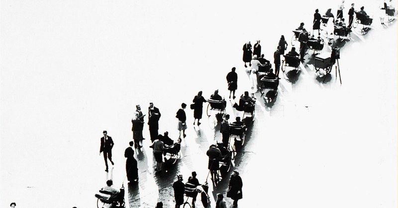 （今日の一枚）ルルドの泉に向かう人々：Mario Giacomelliの写真から見えるもの