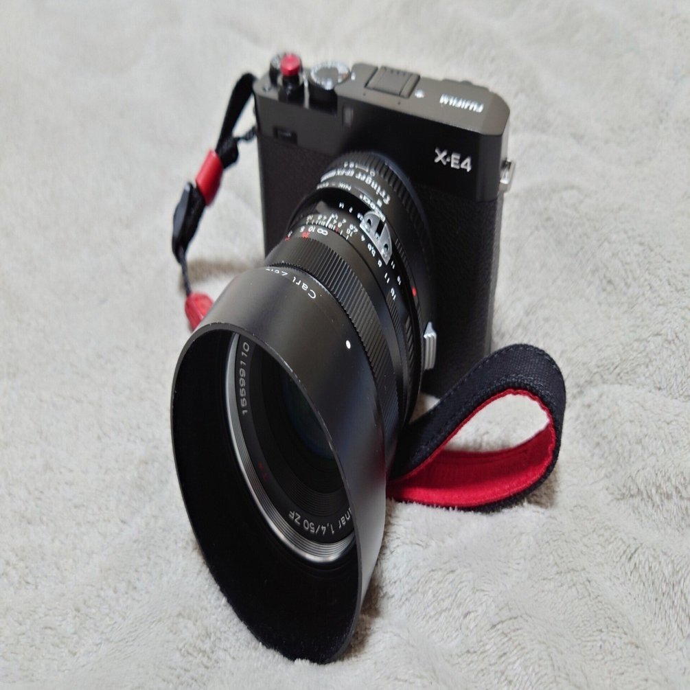 FUJIFILM X-E4 と Carl Zeiss Planar T* 1.4/50 ZF｜あお