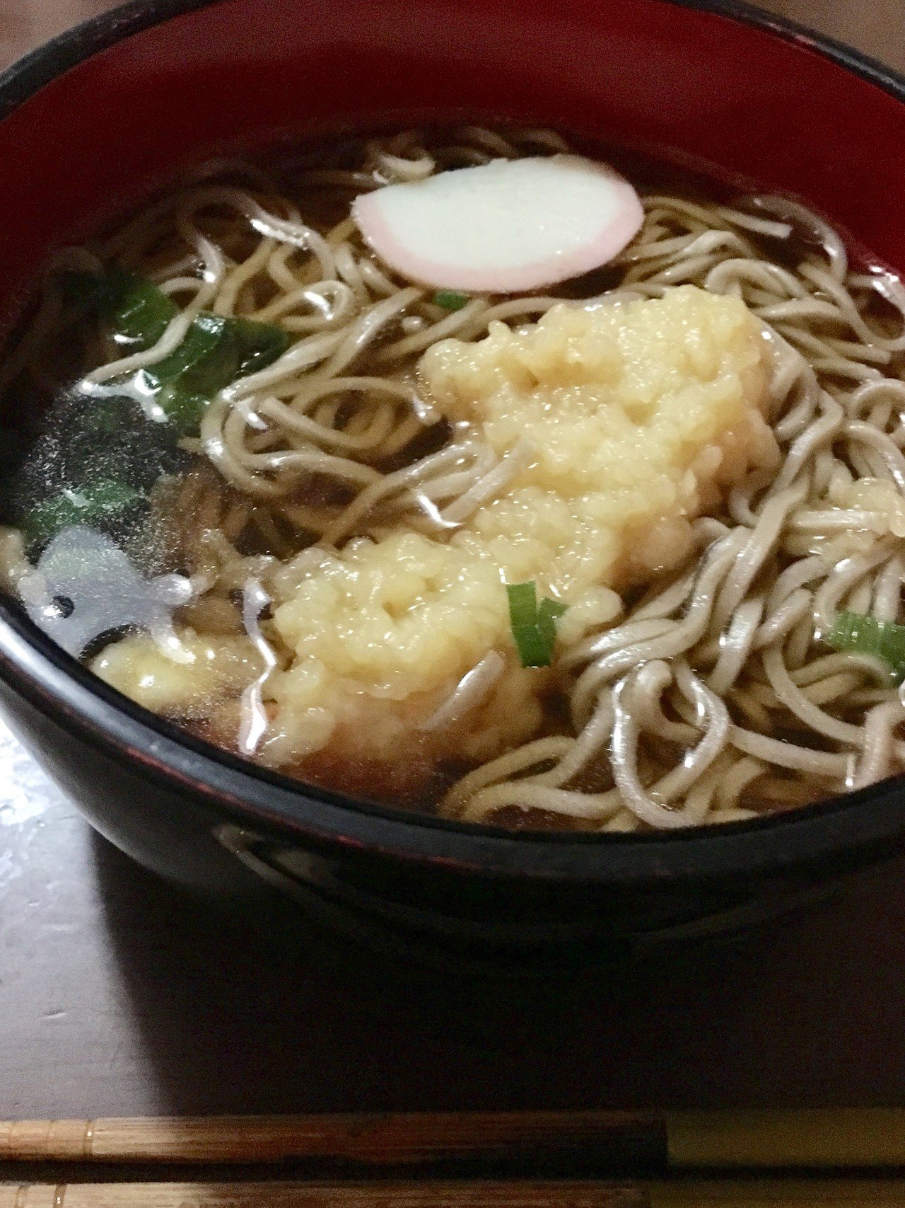 明けましておめでとうございます 晩御飯 お鍋でたっぷり食べたのにさっきまたこの量のそばを 今すぐ寝たら ふとくなる でも寝ます 生さだ見ながら あけおめおやすみなさい かねきょ 漫画 イラスト Note