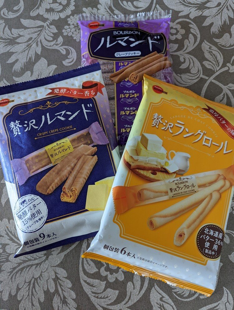 最近のスーパーで見かけるお菓子の進化といったら。昭和のご家庭の洋菓子ルマンド、ラングロールが贅沢になりました。もう試されましたか？