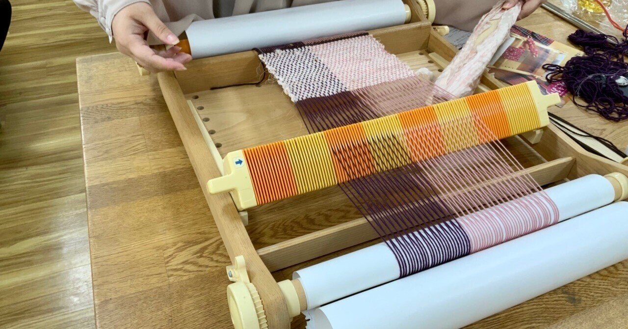 クロバーの「咲きおり」（卓上手織り機）を使ってミニマットを作る授業