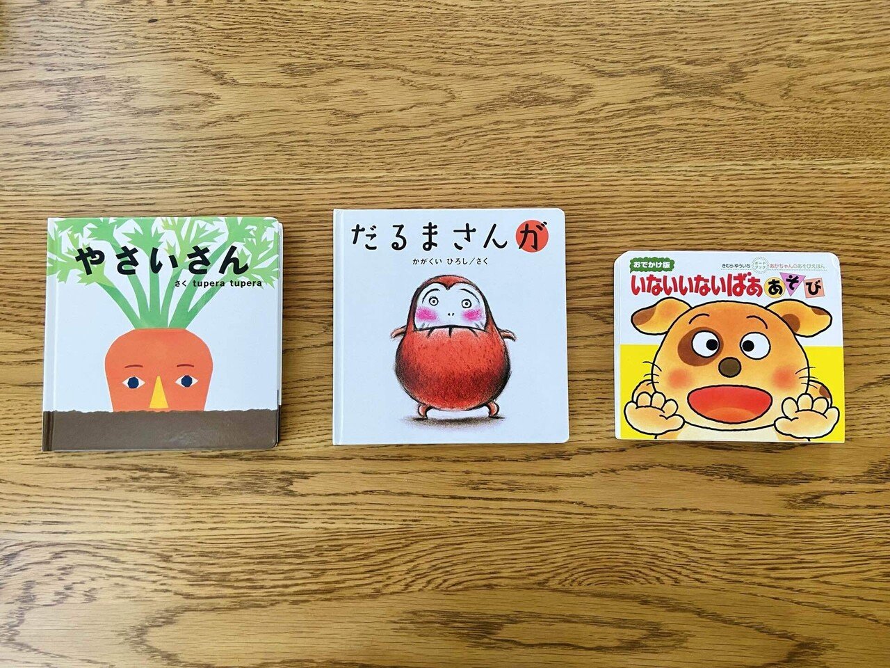 高速ハイハイで向かう先は絵本棚！0歳ベビーのお気に入り絵本。｜shiolun