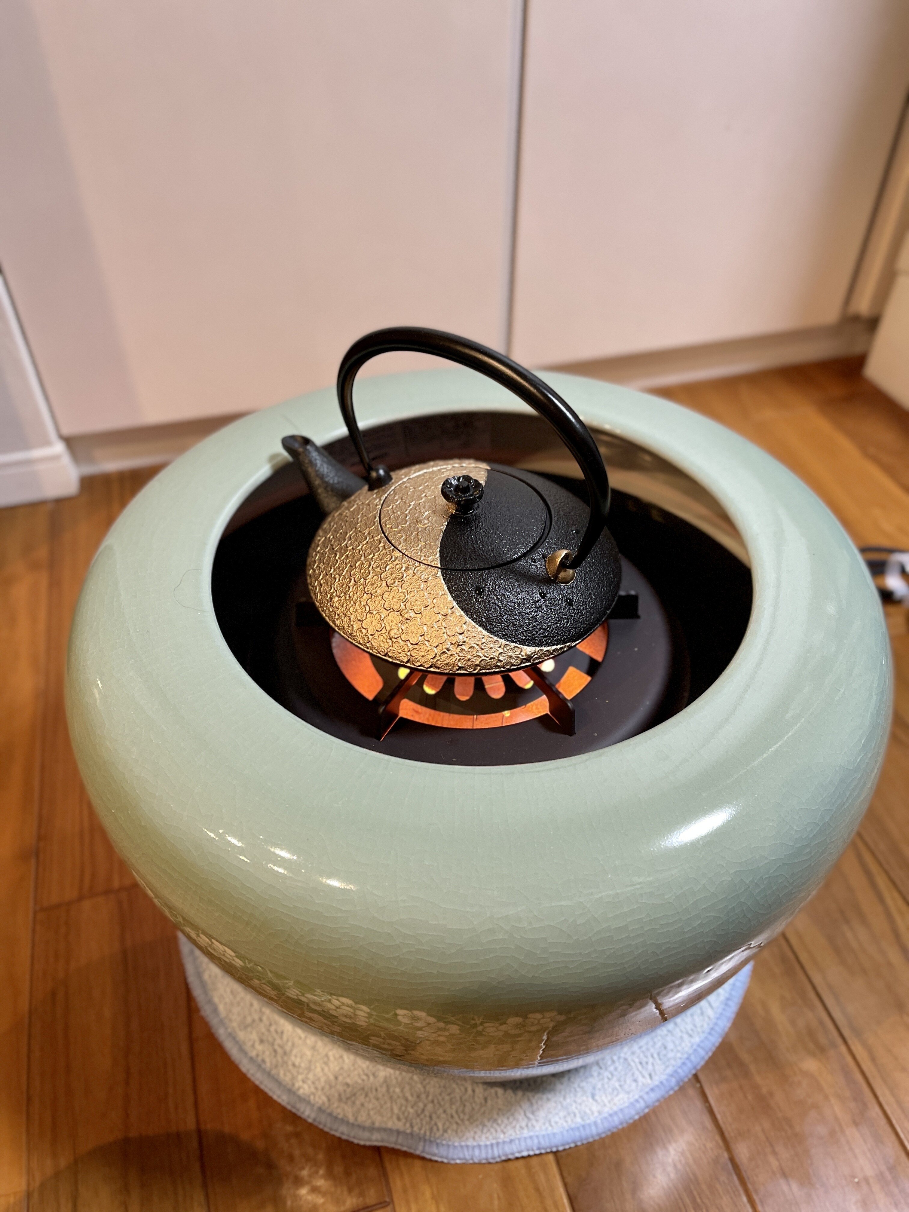 昨年導入した電気火鉢。この数日、節電的にスイッチを入れるか迷って