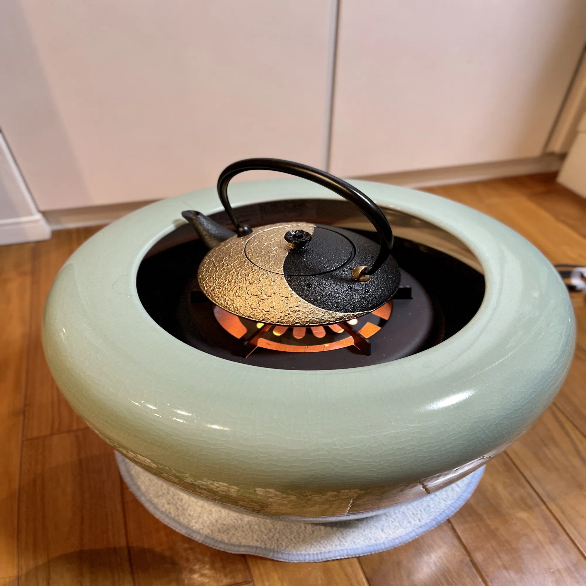 昨年導入した電気火鉢。この数日、節電的にスイッチを入れるか迷って 