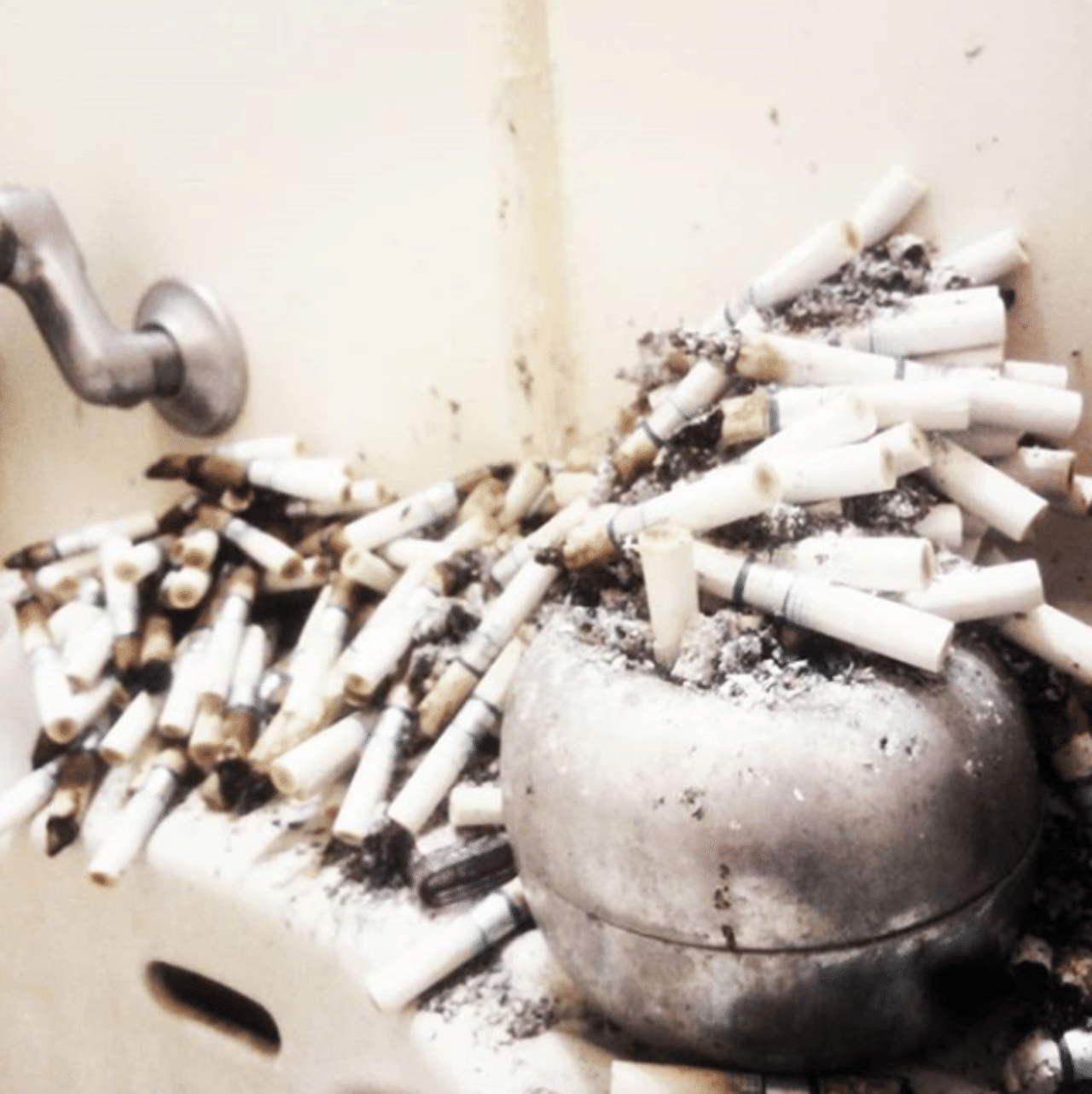 お風呂場でタバコ吸い続けたら 吸い殻の山がアートっぽくなったよ いかり豆太郎 Note