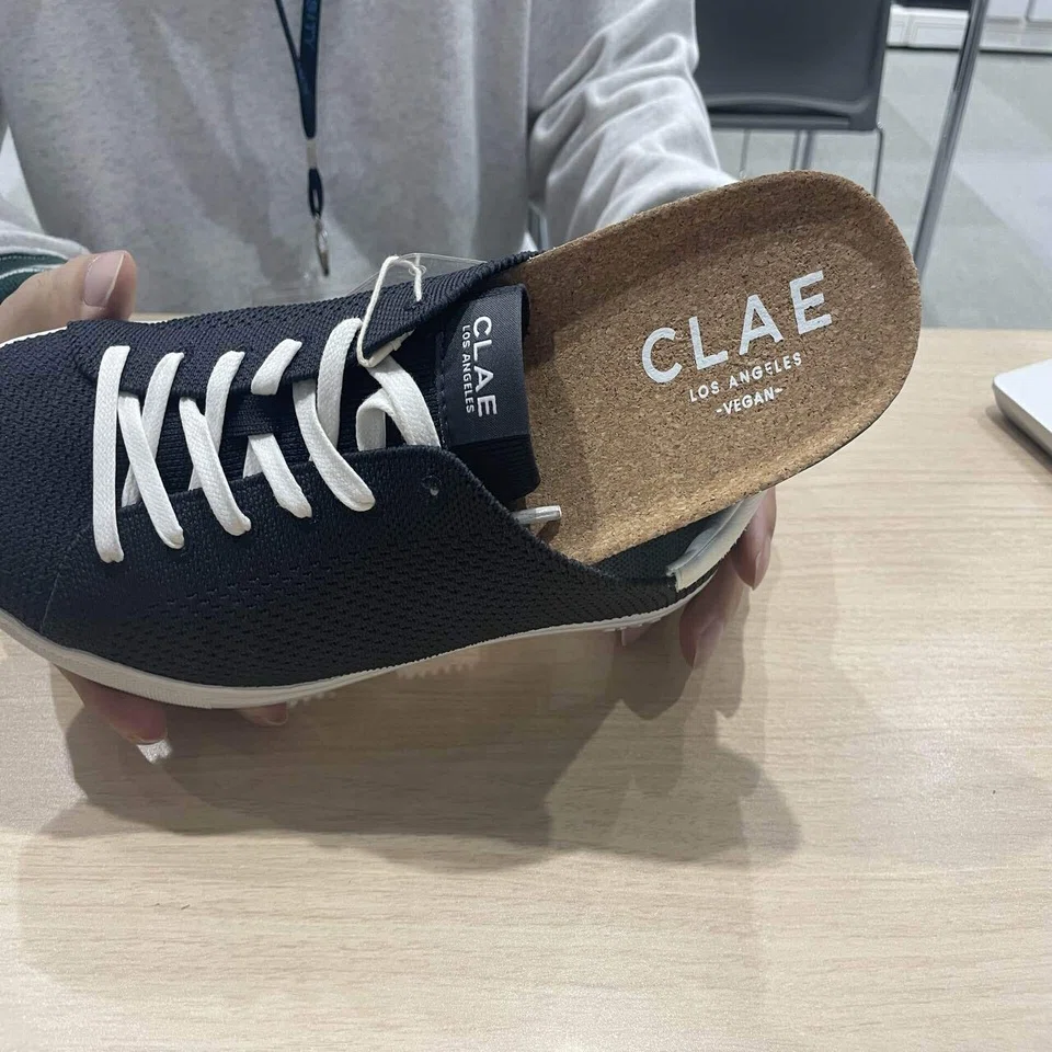 CLAE＜クレイ＞で纏う。ミニマルでいて大人な足元に。｜REGAL 