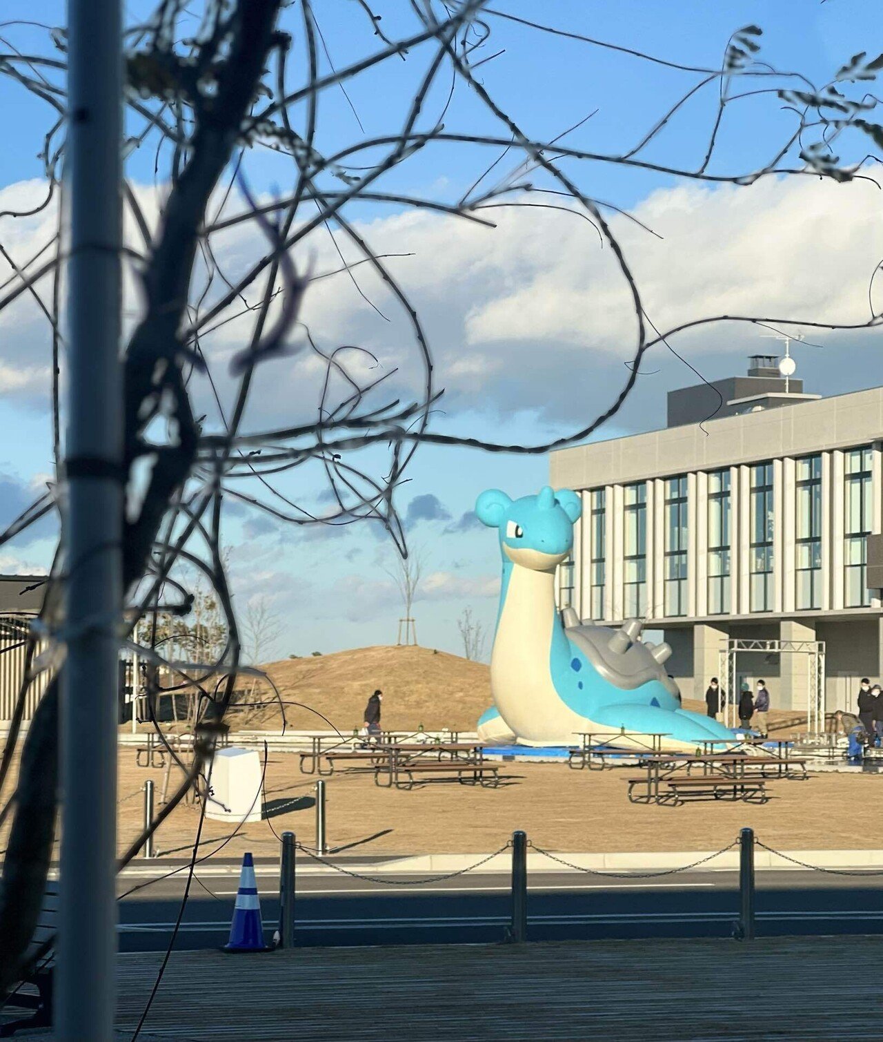 海岸沿いにある Aquaignis仙台 水盤の上にいるラプラスに 会いました ラプラスと伝説の秘宝 の協賛で みやき応援ポケモン ぷかぷか浮いてい てかわいいです ポケモン ラプラス アクア Cieshimura Blue Rose Note