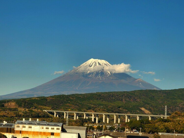 今日のフジサーン。
やっぱいつもステキな山だな。

さてもーすぐトキオに帰ります。


#富士山 #moritaMiW #love 
