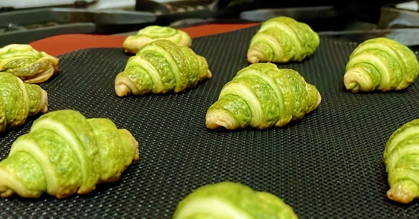 抹茶のバイカラークロワッサン風クッキー｜朝が弱いパン屋