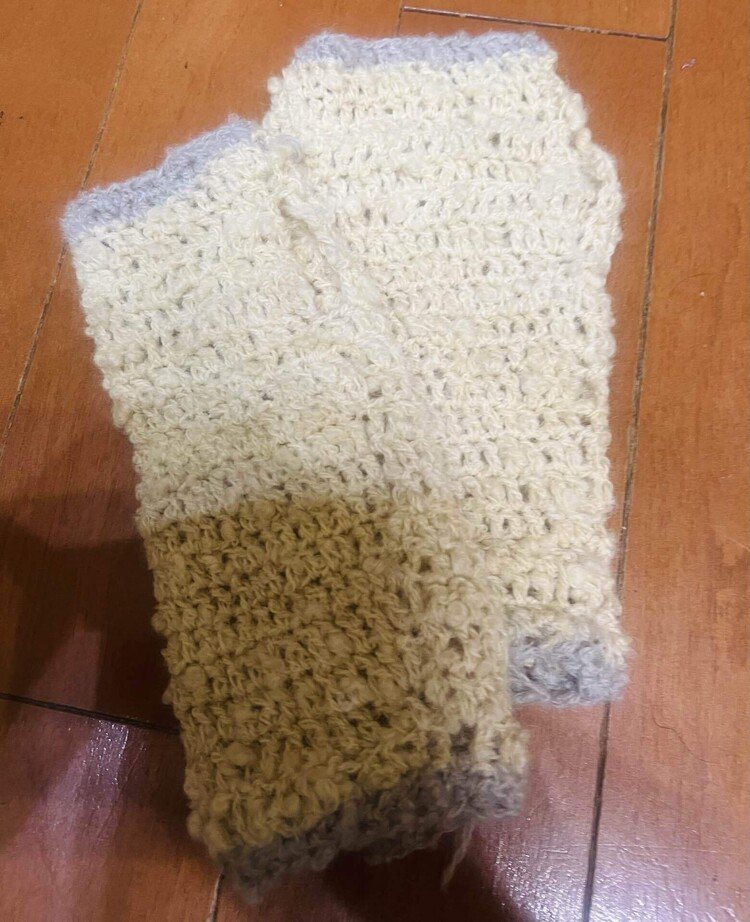 たんぽぽ染めの糸で作ったハンドウォーマー。もう少し、黄色のたんぽぽ色。左右の大きさが少し違ったけど。。自分用だから、編み直すか、悩む。。