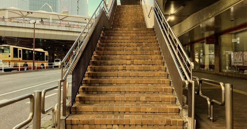町田駅・空中通路につながる階段（東京都町田市）