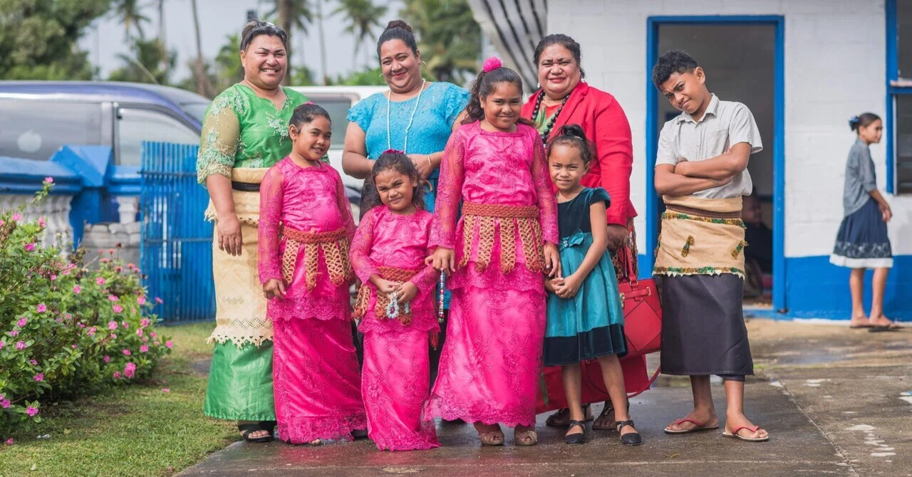 トンガ🇹🇴トンガタプ トンガの正装で日曜ミサへ 写真50枚｜100ヵ国旅