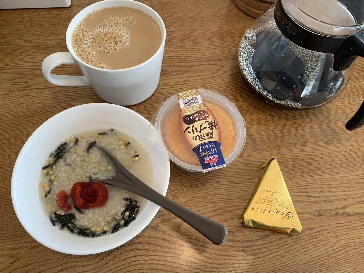 朝ごはん オートミールお茶漬けがおかゆ風になった 焼きプリン 夫がいただいてきたお菓子 佇まいで絶対美味しいやつ コーヒー ちぃ Note