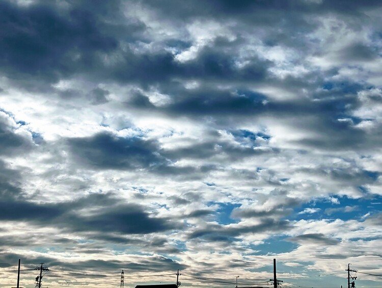 朝の空…雲がいっぱいでした😐 今も雲が多いです☁️( '-'  ☁️ )