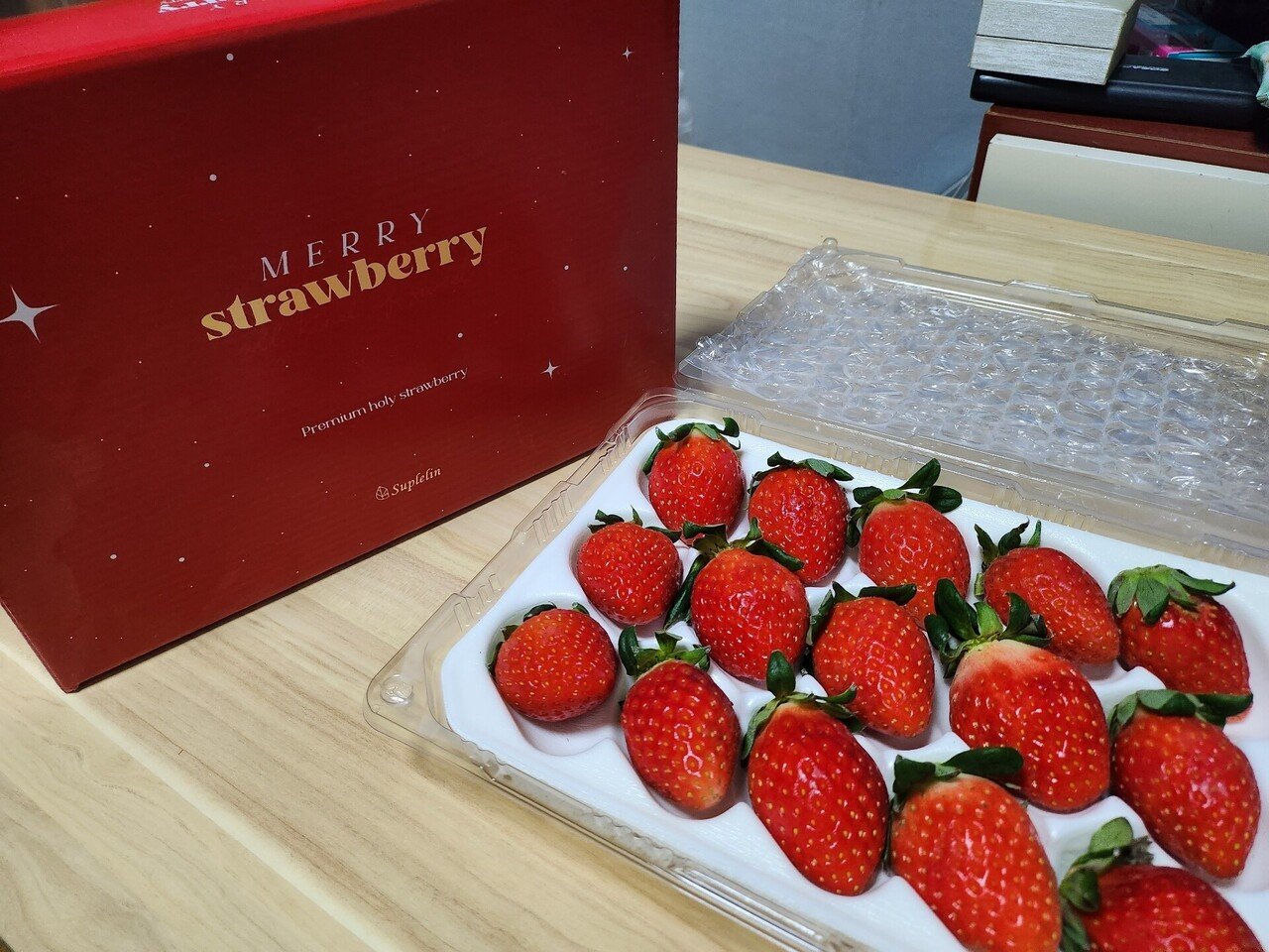 友達がカカオトークでいちごをくれた🍓LINEギフトと同じく、カカオ トークにもプレゼント機能があって結構なんでも送れて便利🥰離れてて会う機会がなくてもちょっとした贈り物ができるの良い時代～そして体調悪い中｜韓国で生きる