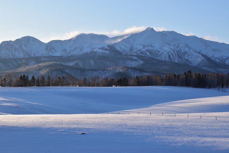 去年の今頃撮った大雪山系の愛別岳の写真です。気温は氷点下15，6度で寒かったけれど空気が澄んでいて、本当に美しい朝でした。