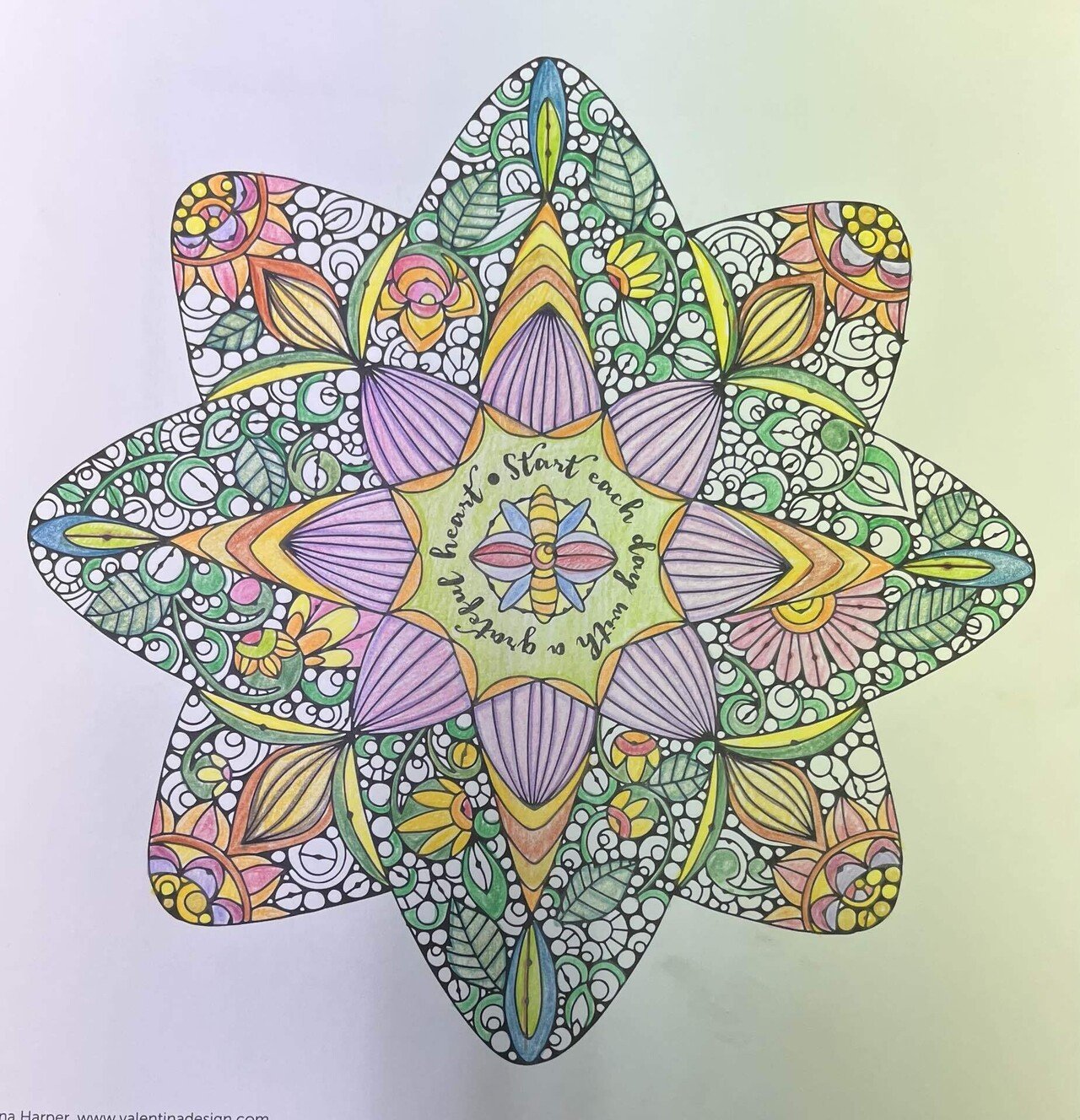 花模様の抽象的な絵画、大、中、小の花柄が織り成す華やかさの絵