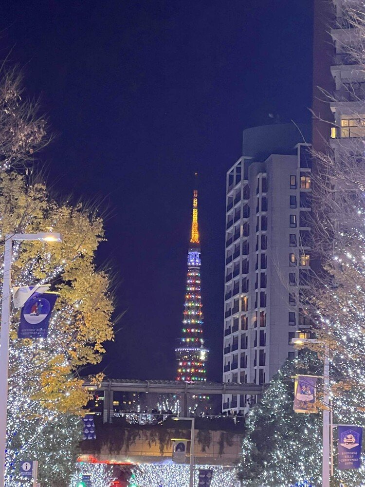 今年も夫と行ってきた。クリスマスイブの六本木。クリスマスツリーみたいな東京タワーがきれい！