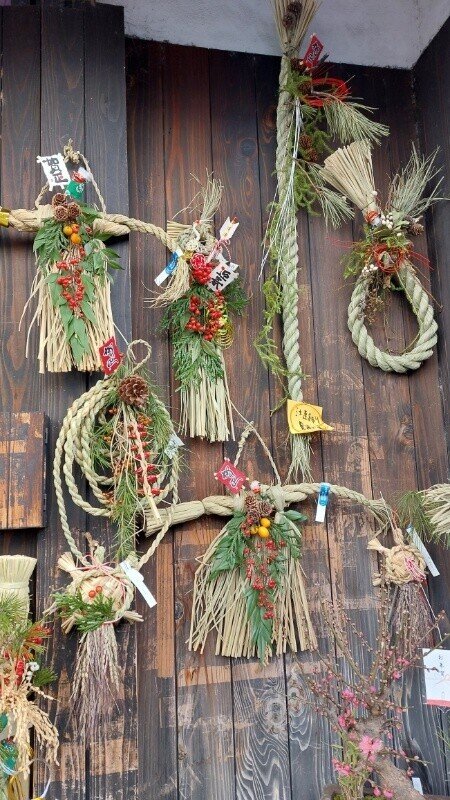 銀座をブラブラしていたら たくさんのしめ飾りをアレンジしているお花屋さんを見つけました 素敵なものがいっぱいで眼福 もう 今週で22年も終わりますね さみみのみみは何の耳 Note