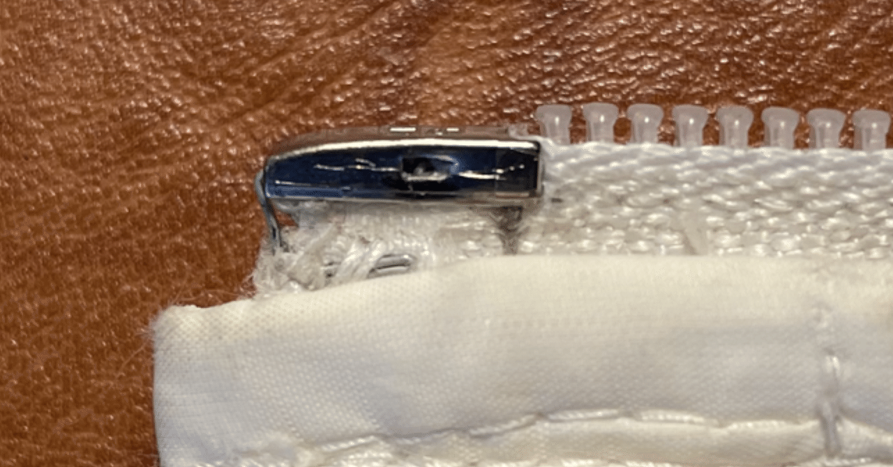 オープンファスナーの先端の断裂を家にあるもので修理した件