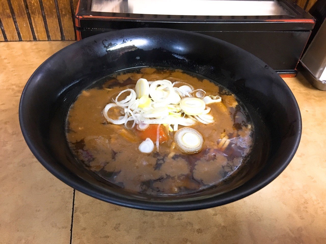 鶯谷の信濃路で、西村賢太の函入り小説集『羅針盤は壊れても』の刊行を