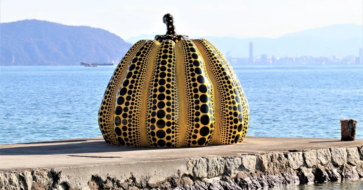 【正規品】草間彌生 オブジェ かぼちゃ 黄×黒 直島 ポストカード付 冬の直島②:避難→復帰,草間彌生の黄かぼちゃ｜Abbey -旅するように