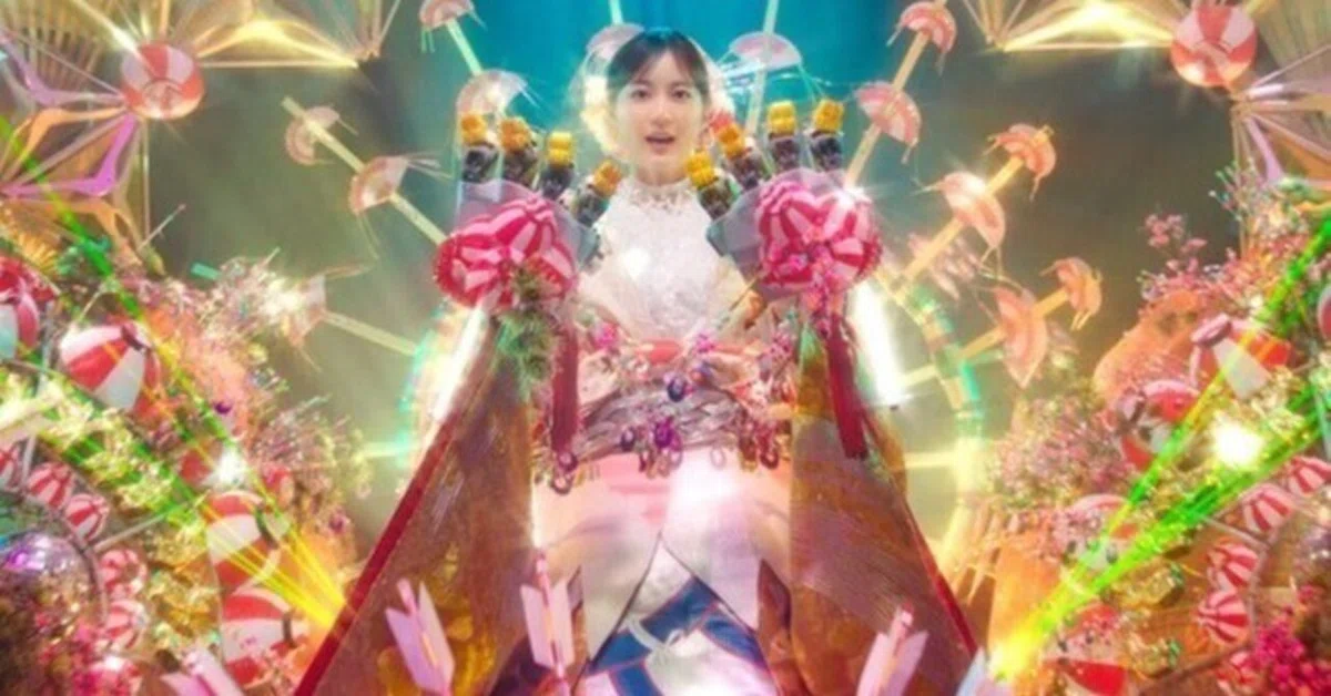 生田絵梨花 全長6mの超ド派手な姿で歌う「ADEKA」のTVCM「素財姫（縁起物）篇」が12月28日（水）から放映される｜太陽光線