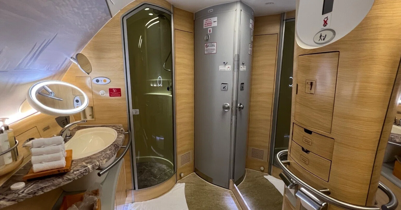 1万メートル上空でシャワー】エミレーツ航空ファーストクラスに乗って 