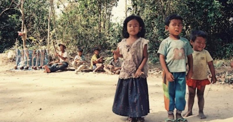【昔のカンボジア】14 伝統音楽と子供の踊りで、おひねりを狙う村人(1994年)