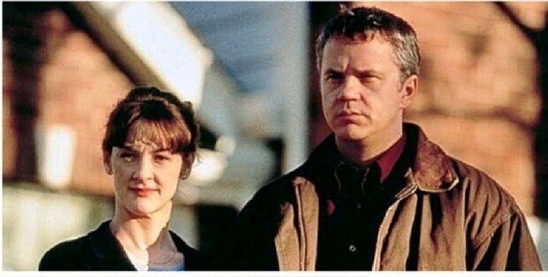 「隣人は静かに笑う」 やっとタイトルが判明し 送ってもらった 資料っぽいモノ 読み耽り。 あれこれ考察している 時間が楽しい。|晴れ。|note