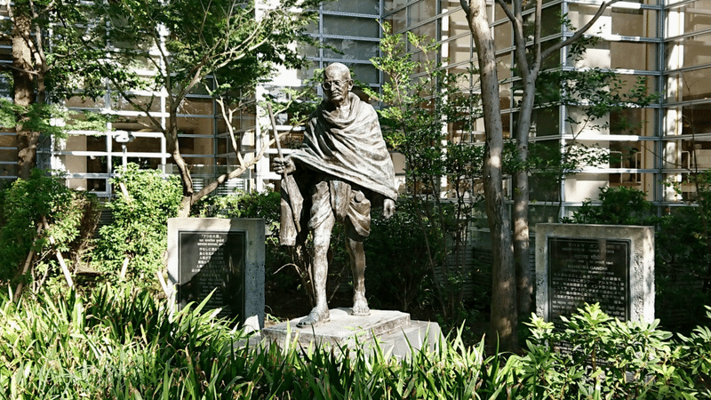 杉並区立中央図書館のガンジー像