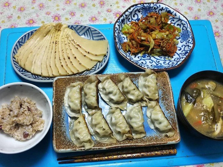 今夜は静岡とか土産の鶏ガラスープで〆た竹の子、キャベツ人参豚肉ニンニク豆類炒め酢の物サラダ、焼き餃子、ジャガイモ大根油揚げとかのお味噌汁、ご飯です。