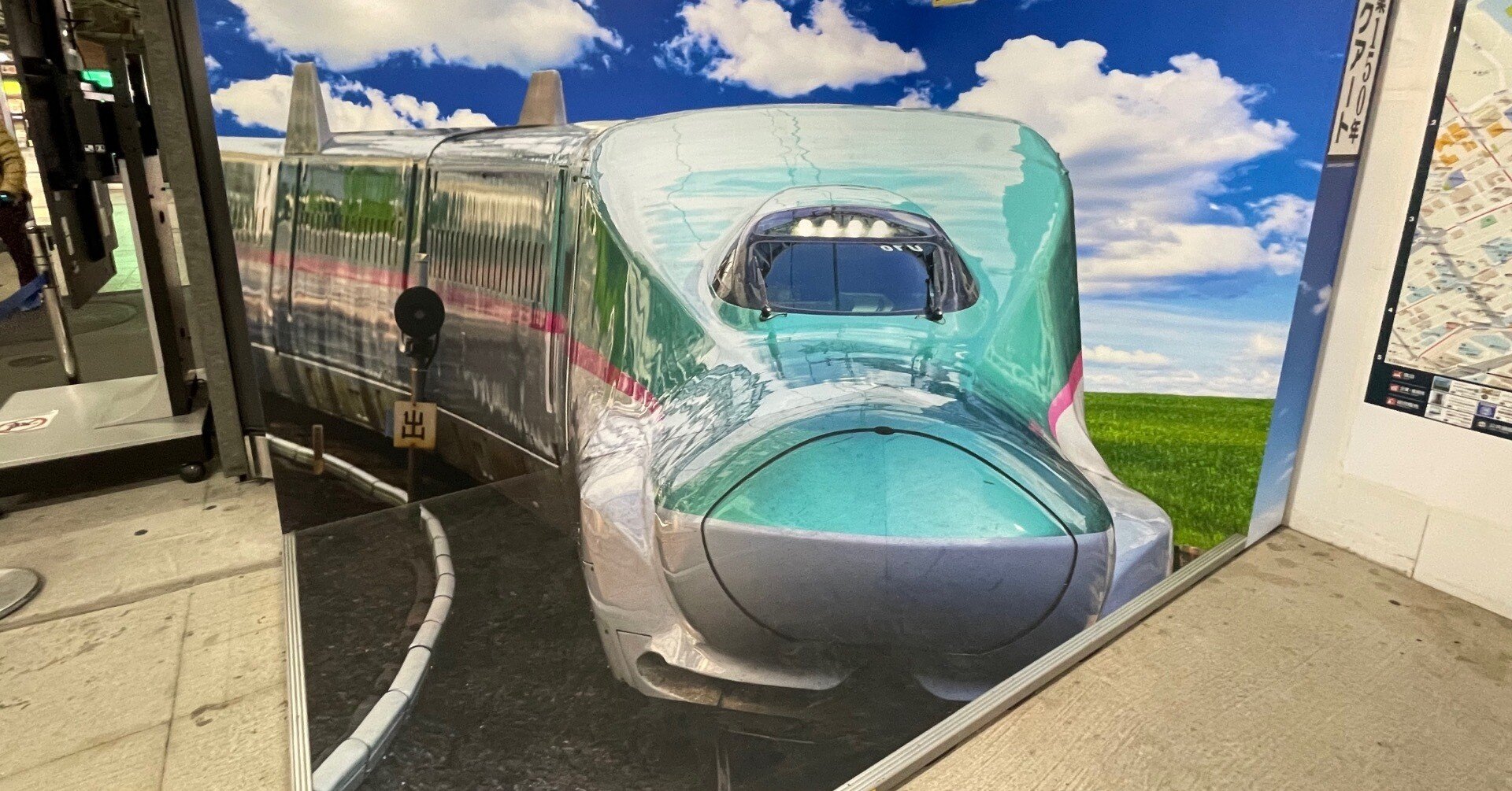 E5系新幹線のトリックアート｜社会科見学をエンタメに！by ミキキートス