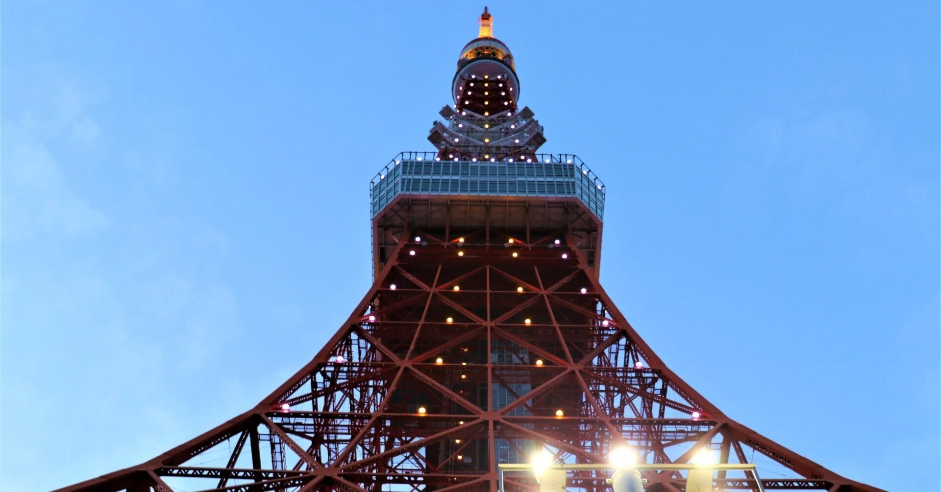 写真】新春,東京タワー 凛々しく怪しいその美しさ｜Abbey -旅するよう