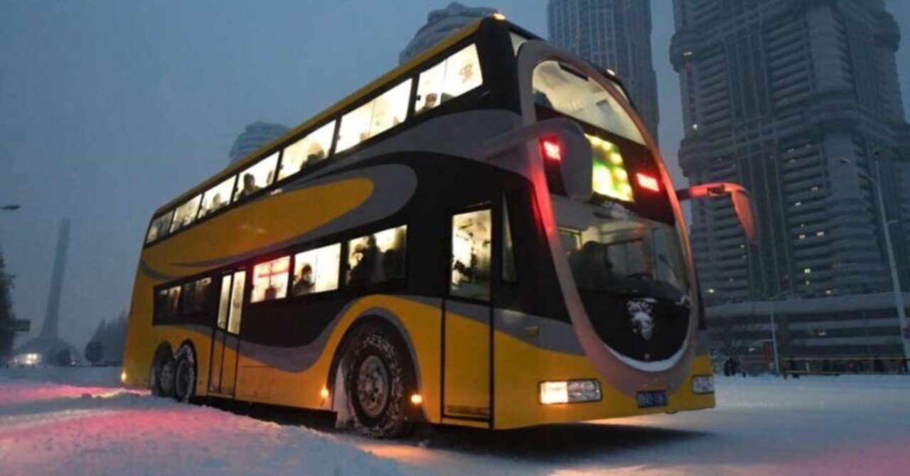 平壌に新たに導入された新型ダブルデッカーバス「平壌-816」｜DPRK CARS