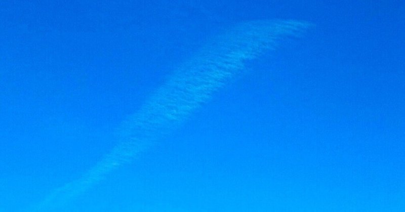 正月、凍結した川の撮影中、ふと空を見れば昔、20年以上消しゴムを掃くのに使っていた羽ぼうきのような雲があった。「アナログで描け」という「向こう側の首領のメッセージなのか…12月ランキング