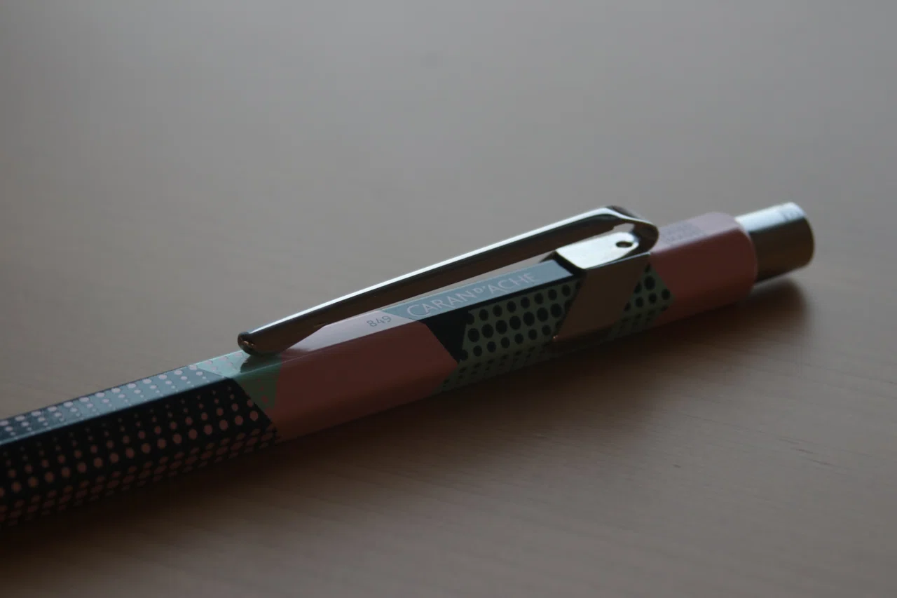 Carand'Ache | 849 Pop dots pink granite｜みのる -Minoru-
